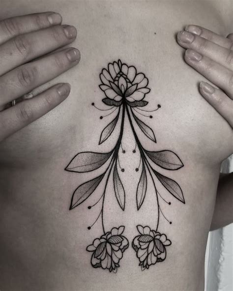 tatouage sous les seins|Tatouage poitrine : signification, modèle discret, douleur...